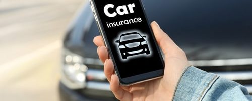 cilvēks izvēlas auto apdrošināšanu internetā