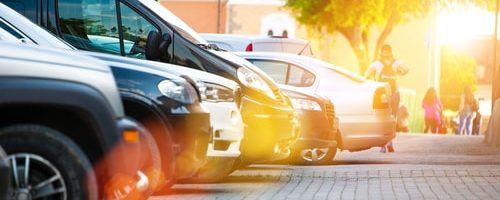 stāvvieta ar automašīnām