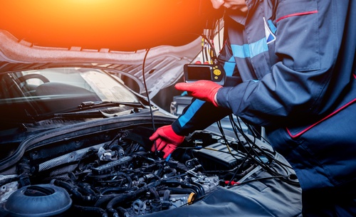 profesionālis veic auto diagnostilu